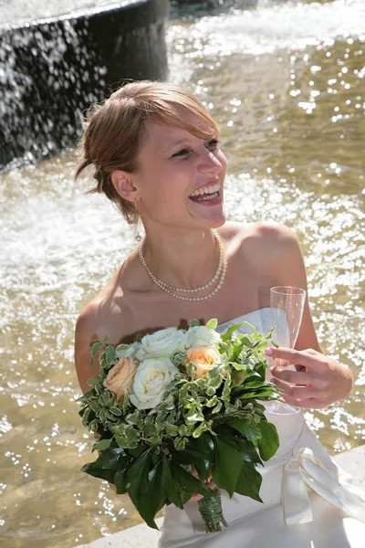 ©FeinsteFotos-Hochzeitsfotos Braut am Brunnen